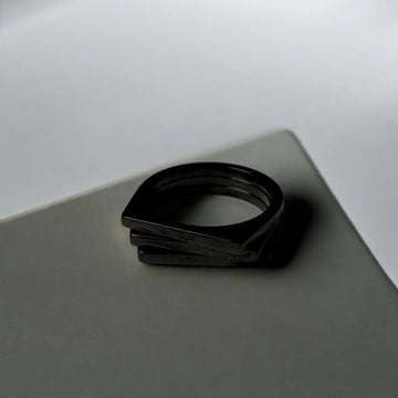 triple steps signet ring (black) Men